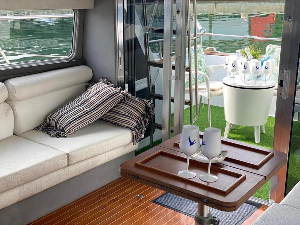 Confortable Yatch Sant Adria de Besos Exterior foto